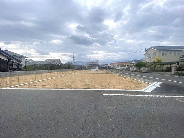 ファミリーマート 松山余戸店まで約450m♪ちょっとしたお買い物や急な用事にも便利です♪