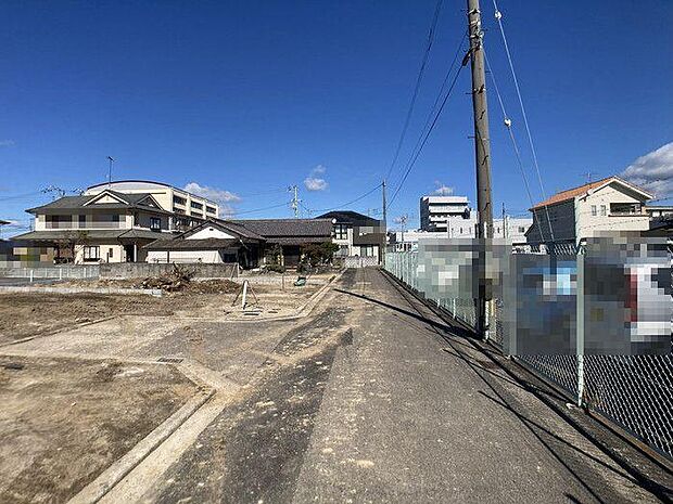 前面道路は東側にあり、幅約4ｍです♪分譲地内道路は限られた方の利用が多いのが防犯面でも嬉しいですね♪