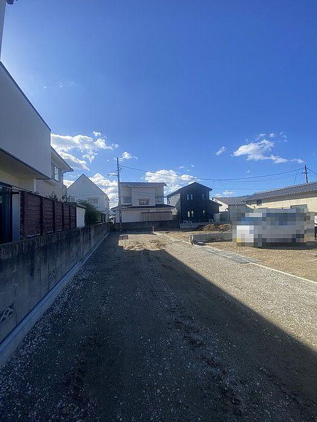 市坪駅まで徒歩約5分です♪広範囲に行ける路線なので、通勤・通学だけでなく、旅行に行くにも便利ですね♪