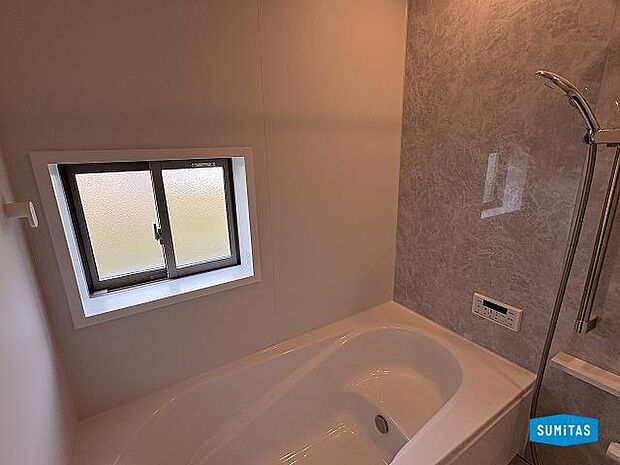 浴室にも窓があるため開放感◎&窓を開けて換気もできます