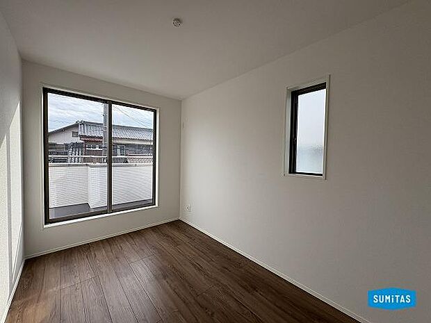 2階南西側洋室(5帖)からはバルコニーに出られます