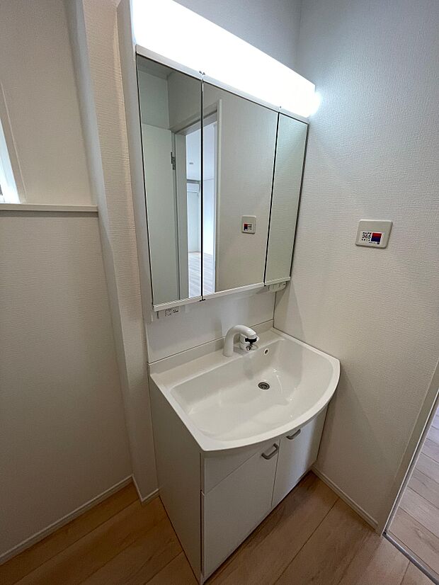 三面鏡の洗面台は鏡の裏が収納になっているため化粧用品がたっぷり入ります♪コンセント付きでドライヤーもすぐに使えます♪