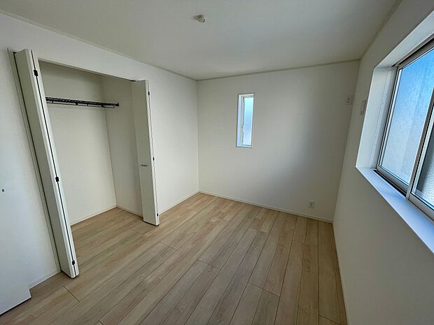 2階居室は子供部屋や趣味のお部屋としても活躍♪ハンガー掛けや小物置きがついたクローゼットも大容量♪