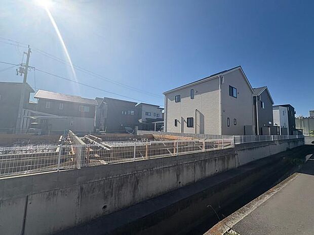 南面道路で日当たり良好な立地♪大通りへのアクセス良好な立地で生活便利なエリアです♪