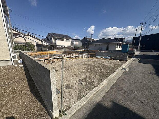 ファミリーマート北条バイパス店まで約500m♪夜遅くや早朝にも必要なものが購入できて便利です♪