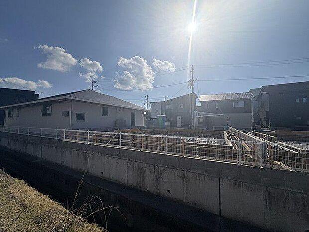 南面道路で日当たり良好な立地♪大通りへのアクセス良好な立地で生活便利なエリアです♪