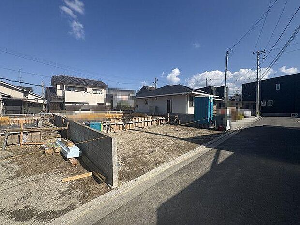 ファミリーマート北条バイパス店まで約500m♪夜遅くや早朝にも必要なものが購入できて便利です♪