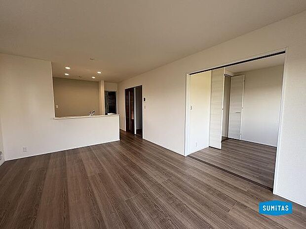 リビング横の洋室扉を開ければより開放感アップ◎