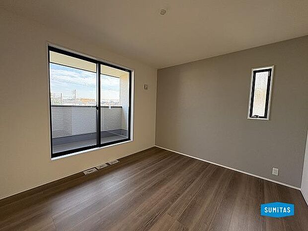 2階南側洋室(約7帖)からはバルコニーに出られます