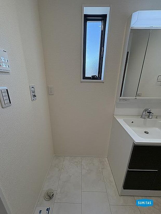 洗面台横には洗濯機置き場