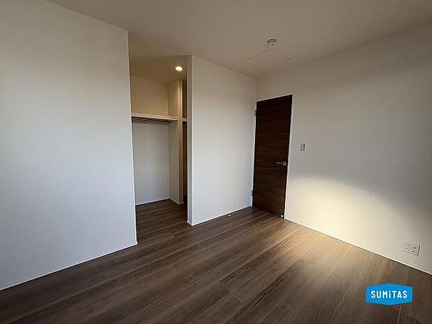 2階南側洋室(約7帖)のウォークインクロゼット。収納豊富ですよ。