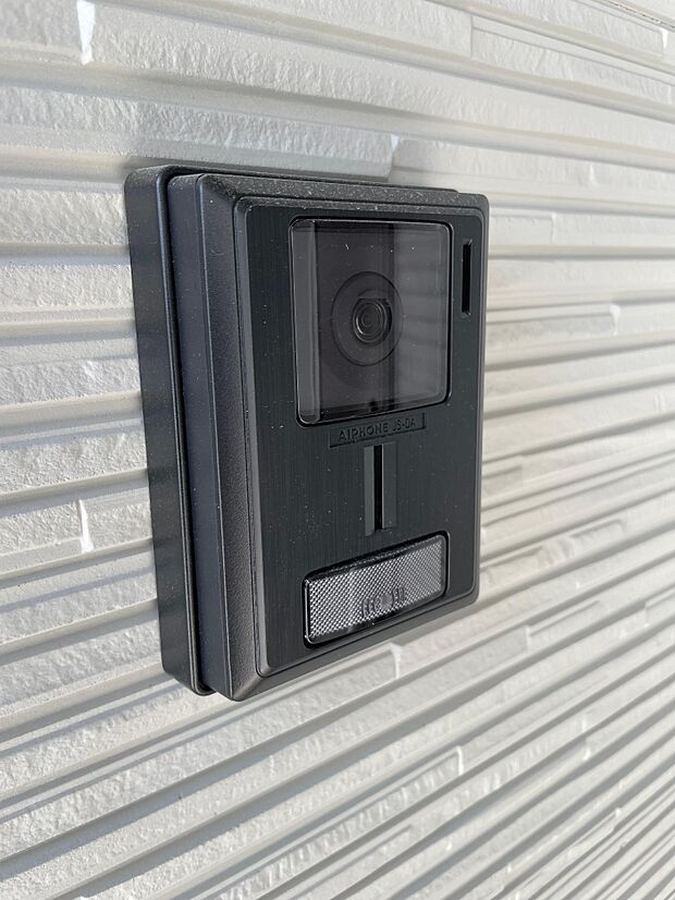 カメラ付きインターホン♪夜はLEDライトが点くのでお顔もはっきりと分かります。防犯も安心です。