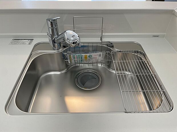 たっぷり食器が入るシステムキッチンのシンク♪シングルレバーなので片手で吐水できます♪蛇口部のヘッドホースが伸びて隅々まで行き渡ります♪浄水カートリッジ対応の水栓です♪