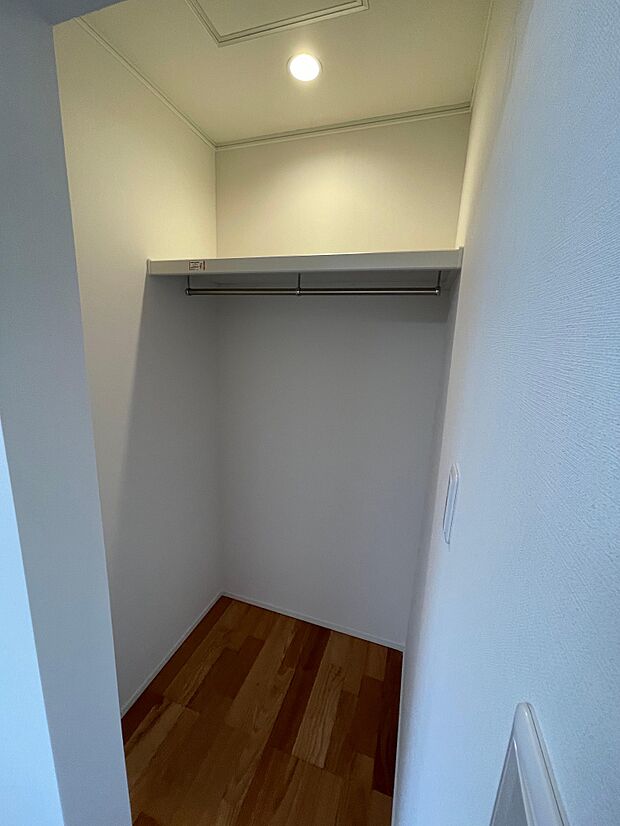 主寝室内の収納スペース♪