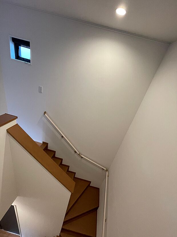 ダウンライト付きの階段♪手すりがあるので老後も安心です♪