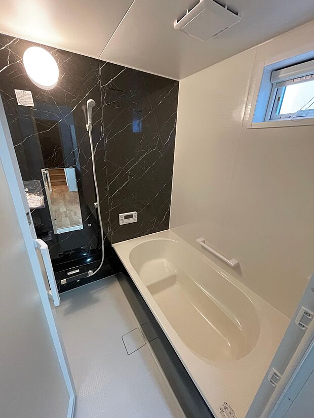 床の乾きやすい1坪タイプの浴槽♪足を伸ばしてゆっくり入浴♪