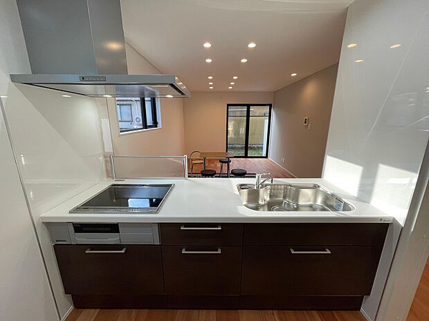 対面キッチンでお子さまの様子を見ながらお料理ができて安心♪換気部の壁がなくとても開放的です♪