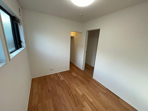 ゆったりとした主寝室は日々の疲れを取ってくれる開放感があります♪充実した収納スペースには洋服もバック等の小物も収納可能♪机を置いて書斎も作れます♪