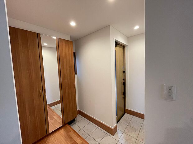 玄関スペースの広く、ゆったりとお客様を出迎えられる戸建♪シューズボックスは大容量で革靴もスニーカーもたくさん収納可能♪いつもきれいな玄関を保てます♪