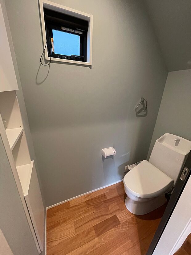 シックなアクセント壁紙が貼ってあるトイレ♪節水タイプのウォシュレット機能付き♪