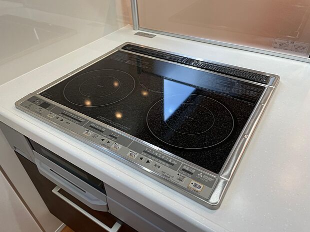 火を使わないIHクッキングヒーターで安心♪お子様とお料理も楽しめます♪温度調節や揚げ物用の設定も充実しています♪魚焼きグリルもお手入れしやすく嬉しい作りです♪
