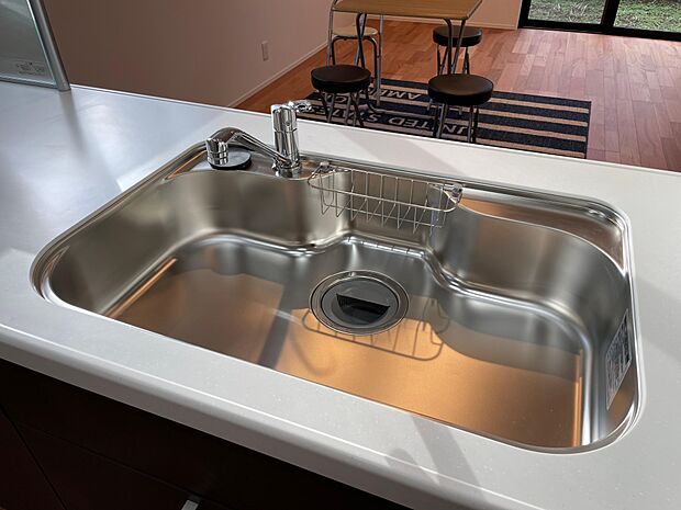 たっぷり食器が入るシステムキッチンのシンク♪シングルレバーなので片手で吐水できます♪