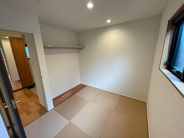 畳スペースはお昼寝やお子さまの遊び場として大活躍♪強度のあるダイヤロン畳なので、傷みにくく、ダニやカビの発生も抑えてくれます♪お泊まりに来たご両親の寝室としても活躍♪