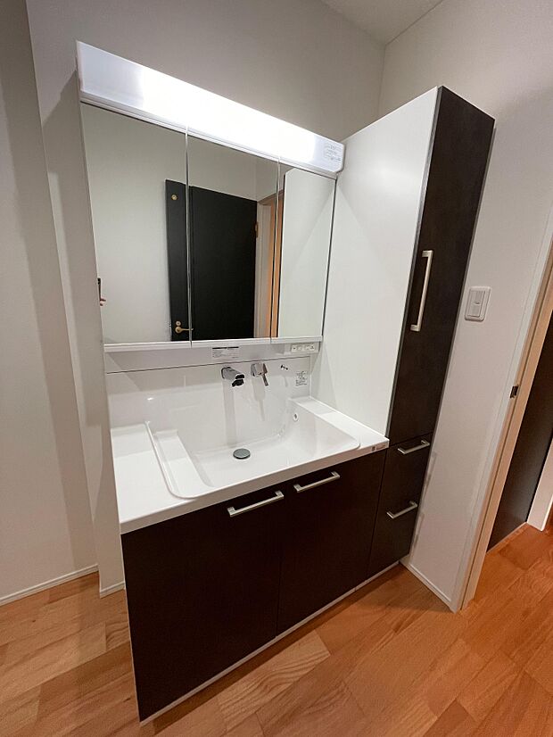 通常より大きめの三面鏡の洗面台は鏡の裏が収納になっているため化粧用品がたっぷり入ります♪コンセント付きでドライヤーもすぐに使えます♪