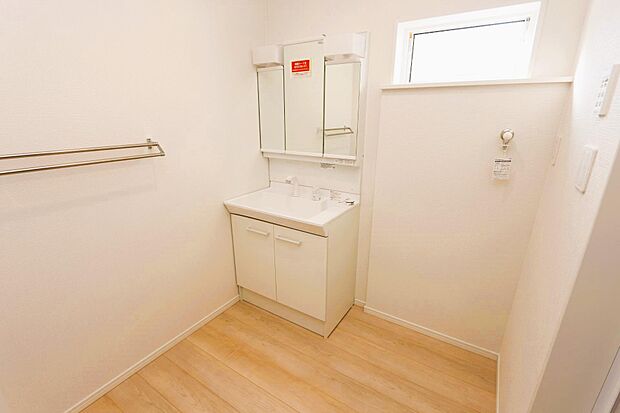 ※画像はイメージですシャンプドレッサーに窓付きの洗面スペース♪