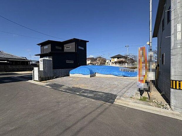 キッチンは人気の対面型♪火を使わないオール電化のキッチンは、安全性と経済性を兼ね備えています。明るい南向きのリビングから入る光を感じながら、毎日の食事作りが楽しくなるスペースです。