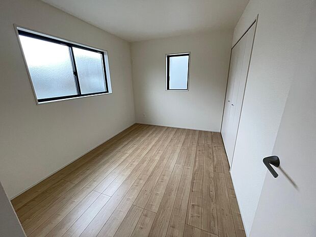 1階居室は子供部屋や趣味のお部屋としても活躍♪ハンガー掛けや小物置きがついたクローゼットも大容量♪