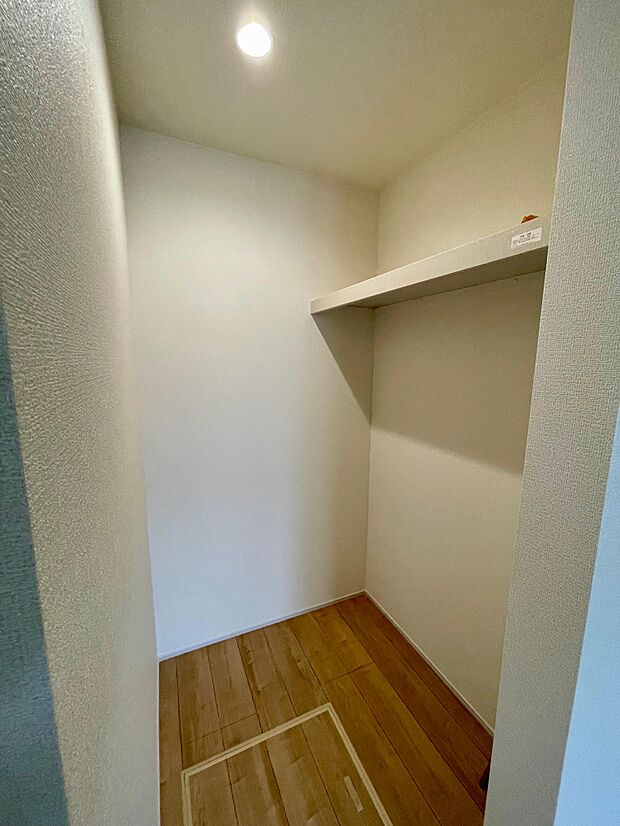 嬉しい大容量のファミリークローゼット♪ハンガーパイプと棚付き♪