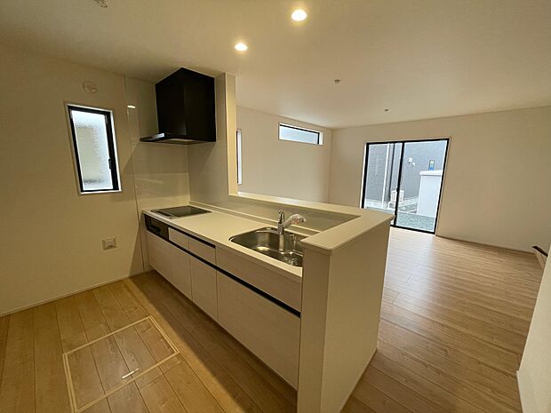 毎日の疲れを癒してくれるリビング♪彩光とプライバシーを考えた窓の配置でゆったりと家族と団らんができます♪