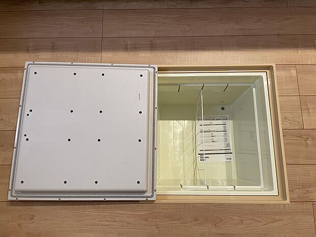 キッチン部の床下収納♪瓶詰めの食品や缶詰などの保管に最適です♪