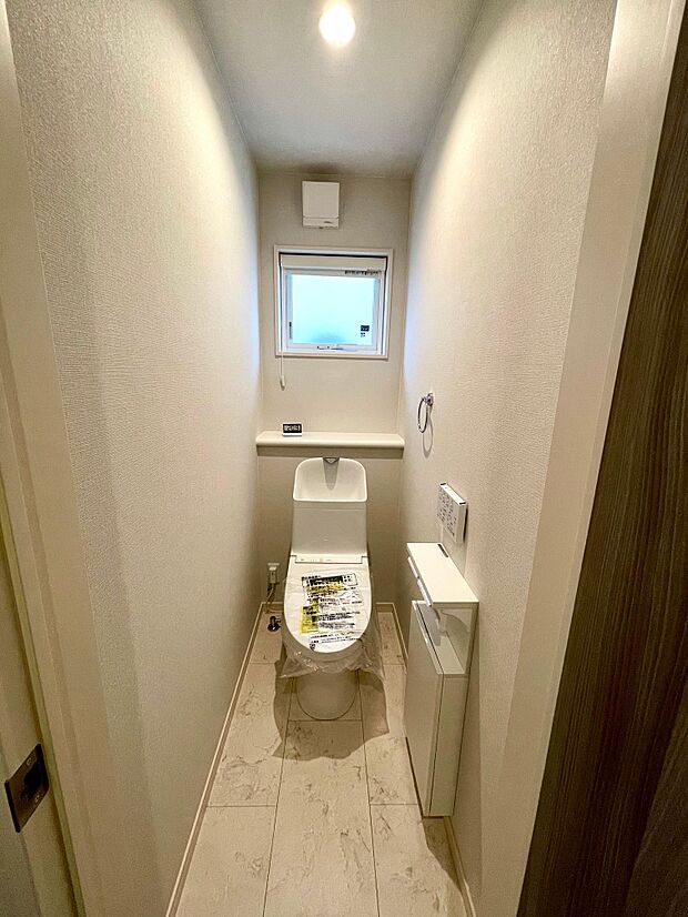 彩光も取れた明るいトイレ♪トイレはウォシュレット機能付き♪