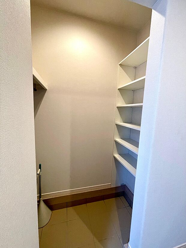 玄関脇のたっぷり入る土間収納♪