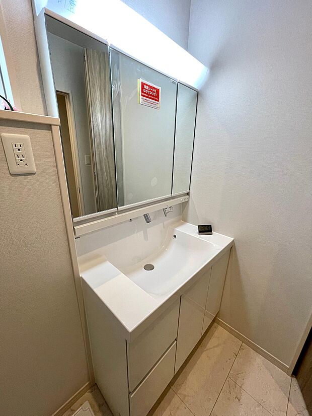 人気の3面鏡を採用してます♪ミラー裏が収納になっているので生活感を出さずに収納することが出来ます♪