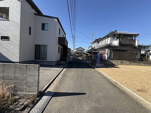 一日の疲れを癒やすバスルームは、足を伸ばせる1坪サイズ。窓があるため自然換気ができ、湿気がこもりにくく清潔に保てます。明るい光が差し込む浴室です♪