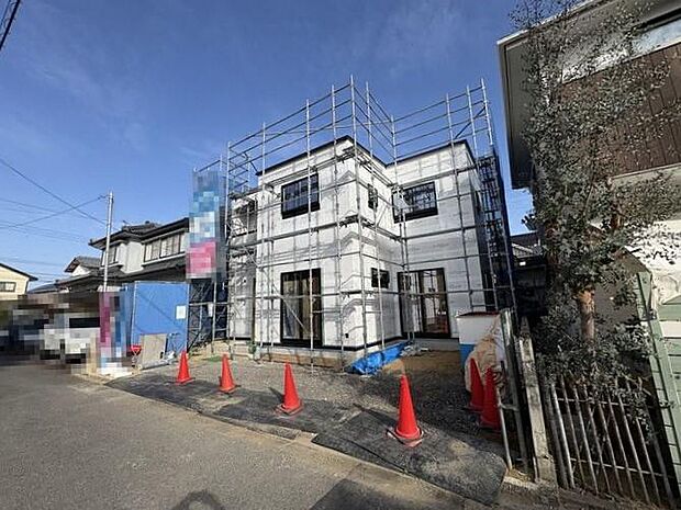 閑静な住宅街に映える、新築ならではの美しい外観デザイン。南向きの大きな窓が整然と並び、採光の良さを物語っています。カースペースや玄関アプローチも機能的に配置されてます♪