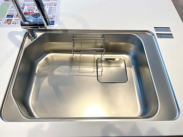 たっぷり食器が入るシステムキッチンのシンク♪シングルレバーなので片手で吐水できます♪蛇口部のヘッドホースが伸びて隅々まで行き渡ります♪浄水カートリッジ対応の水栓です♪