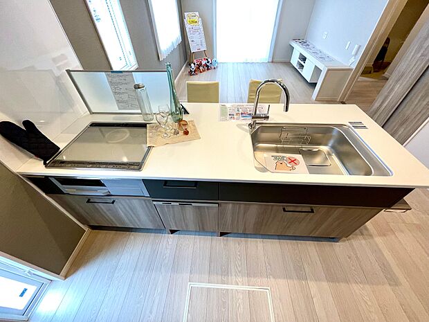 フラットな対面キッチンはカウンターとしても利用できます♪