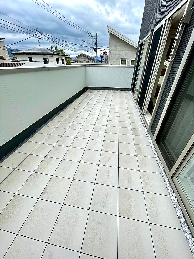 南向きの広いバルコニー♪