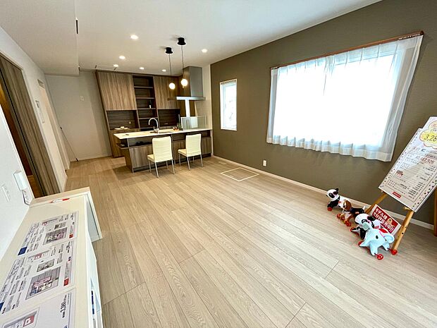 自然な木目調の広いのリビングで家族とゆったりくつろげます♪