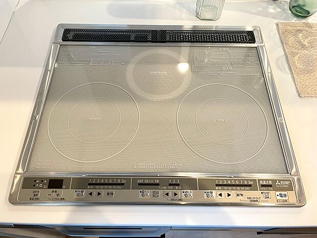 火を使わないIHクッキングヒーターで安心♪お子様とお料理も楽しめます♪温度調節や揚げ物用の設定も充実しています♪魚焼きグリルもお手入れしやすく嬉しい作りです♪