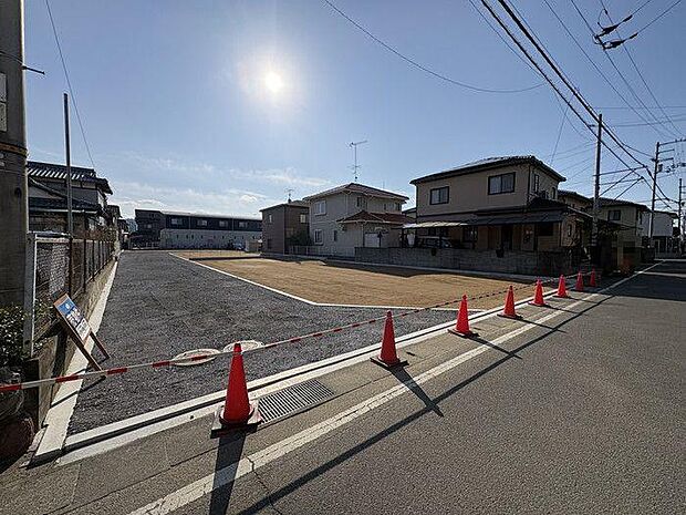 道路が北側と東側にあるので、日当たり良好な立地です♪中学校が近隣にあるので、子育て世代にも嬉しい立地です♪