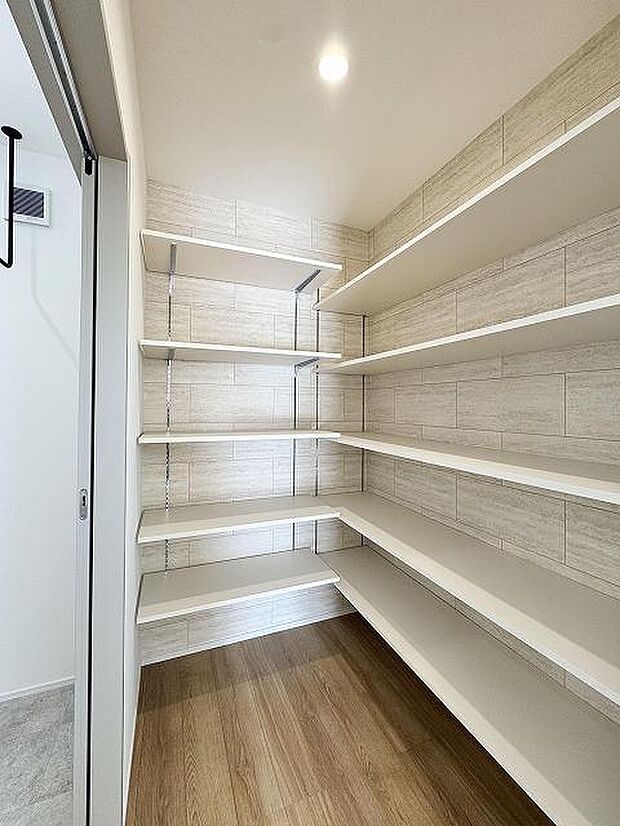 キッチン横のパントリーは備蓄もたくさん出来ます(^^)/