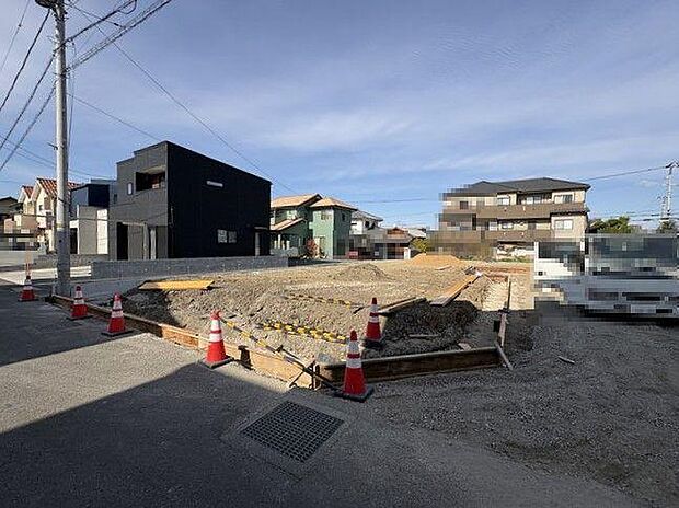 浮穴小学校・南第二中学校まで徒歩5分。登下校の負担が少なく、親御様もお子様も安心して毎日を過ごせます。