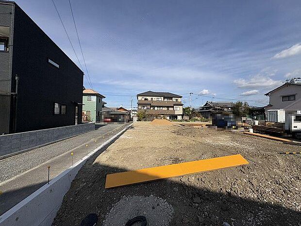 敷地内は駐車3台分のスペースを確保。ご夫婦の車に加え、来客用やお子様の将来の車も停められます♪