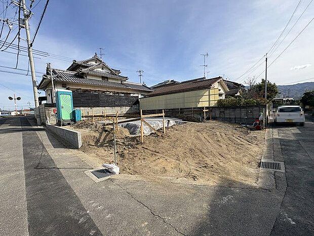 ＬＤＫは、南向きの窓から自然光が差し込む明るい、家族が自然と集まりたくなる温かな空間です。対面キッチンとの一体感があり、お子様の遊ぶ様子を見守りながら安心して過ごせる、家族の絆を育む場所です。