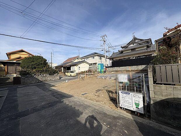 キッチンは人気の対面型で、リビング全体を見渡せ、家族との会話を楽しみながら料理ができます。ＩＨヒーター採用で拭き掃除もスムーズになります♪